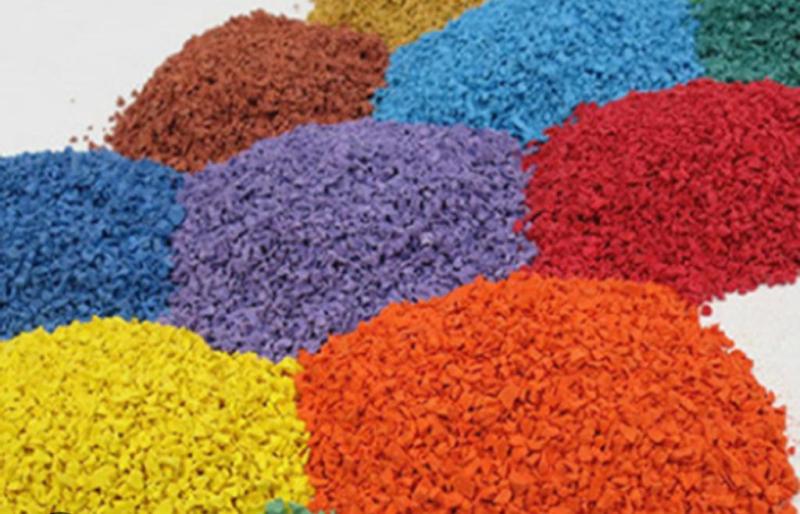 Foto de montañas de caucho triturado reciclado de diferentes colores