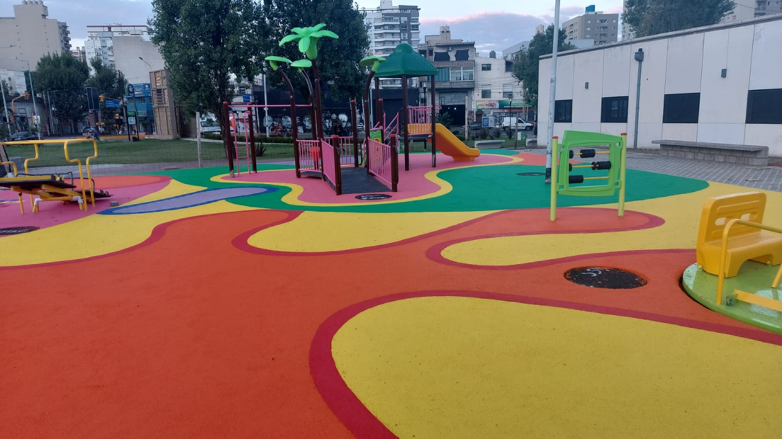 Piso de Caucho Reciclado In-Situ varios Colores y a Medida