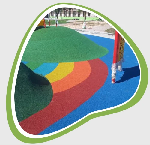 foto detalle piso de caucho continuo insitu instalado en plaza sector juegos de niños con un arcoiris y 2 lomadas